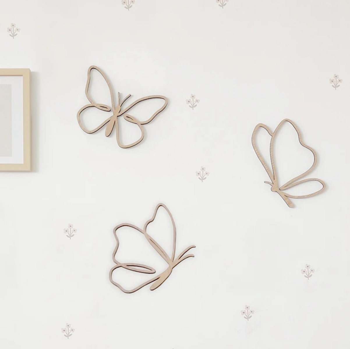 Drewniany Znak z Motylami, Dre – Baby Nursery Design recenzja i cena